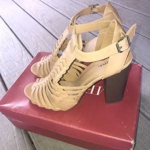 Tan strapped sandals.